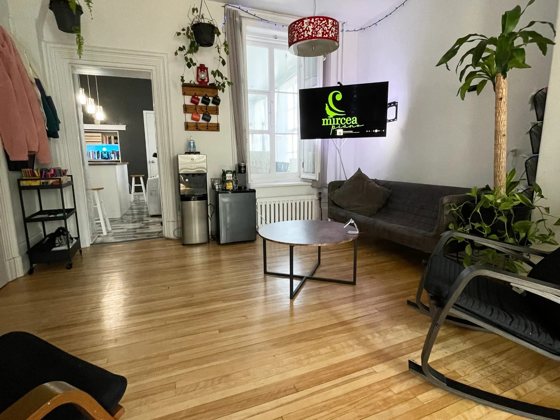 Working corner of the studio, with the piano and the materials used in lessons.